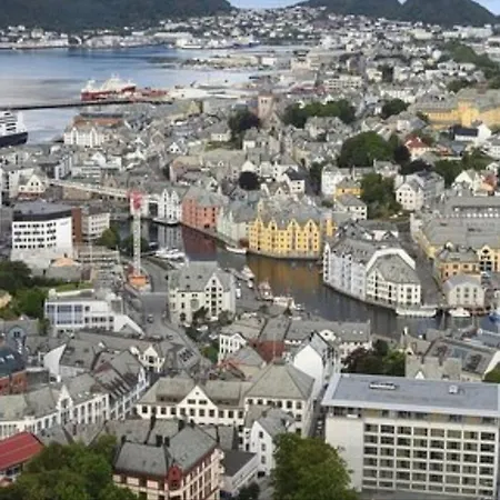 公寓 Leilighet Pa Close To Alesund Alnes